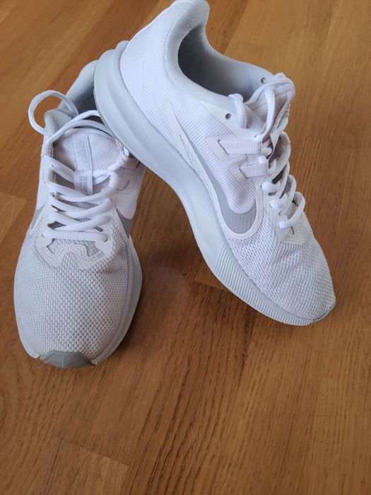 Жіночі кросівки Nike білого кольору розмір 37.5