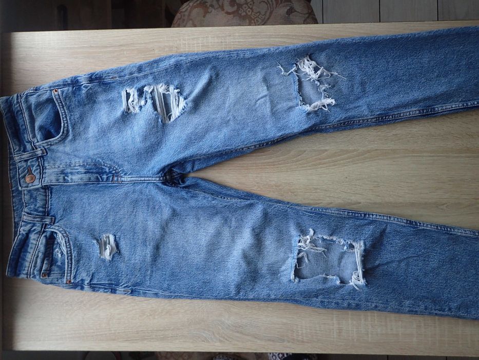 BERSHKA - spodnie jeansowe z dziurami, rozm. 34