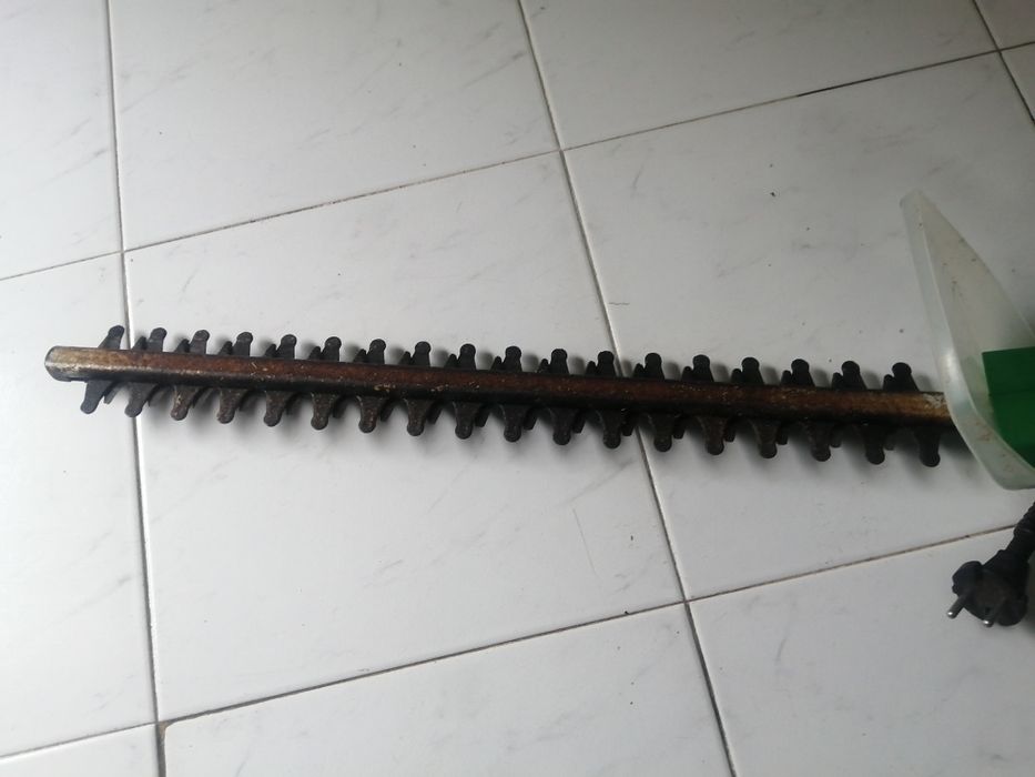 Corta sebes a funcionar