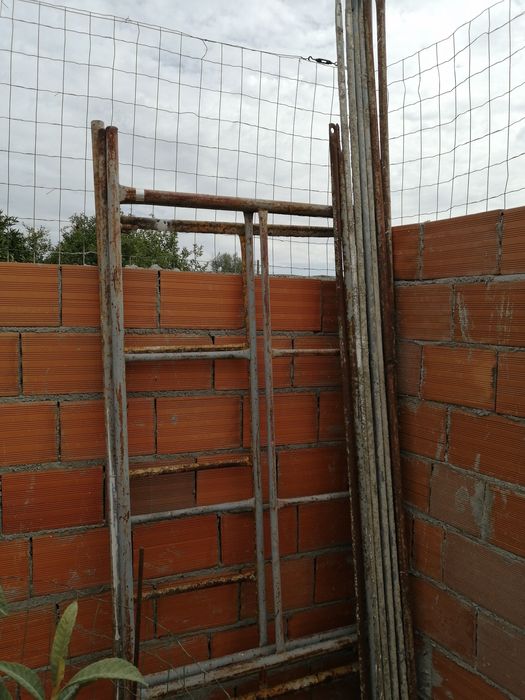 3 pernas de andaime com 3 cruzetas e 2 travessas