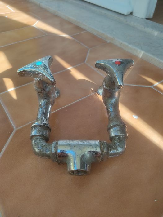 Torneira dupla antiga