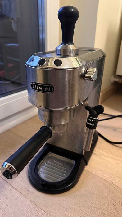 Ekspres kolbowy DeLonghi Dedica Style