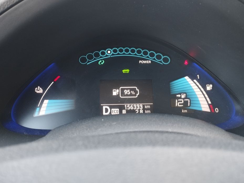 Продам Nissan Leaf.