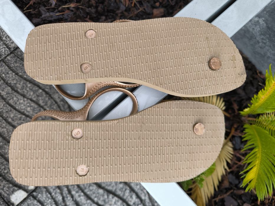 Chinelas Havaianas douradas - NOVAS