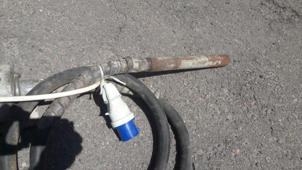 Вибратор глубинный 380