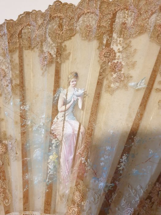 Antigo leque com bordados de Bruxelas e pintura romântica