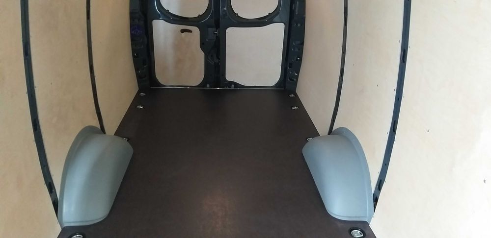 Zabudowa busa, podłoga antypoślizgowa, boki Iveco Daily L4H3 L5H3
