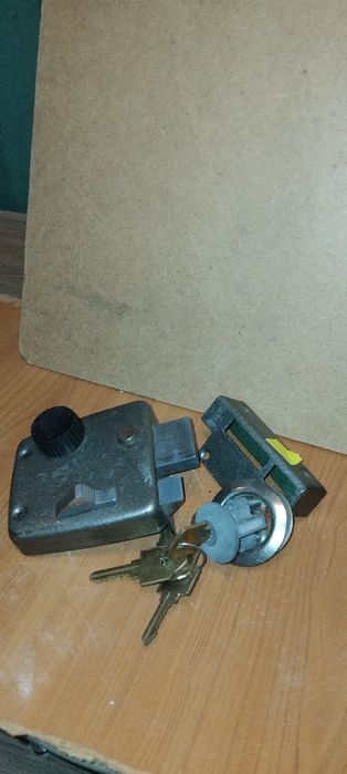 Продам накладной замок старого образца.