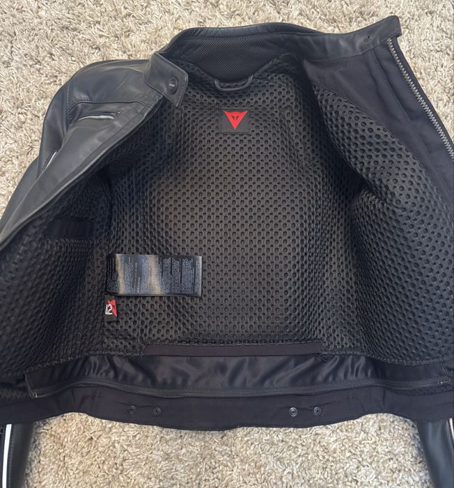 Жіноча мотокуртка шкіряна Dainese
