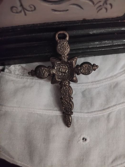 Peças a antigas !! Crus e uma Peça  antiga com a nossa senhora de  Fát