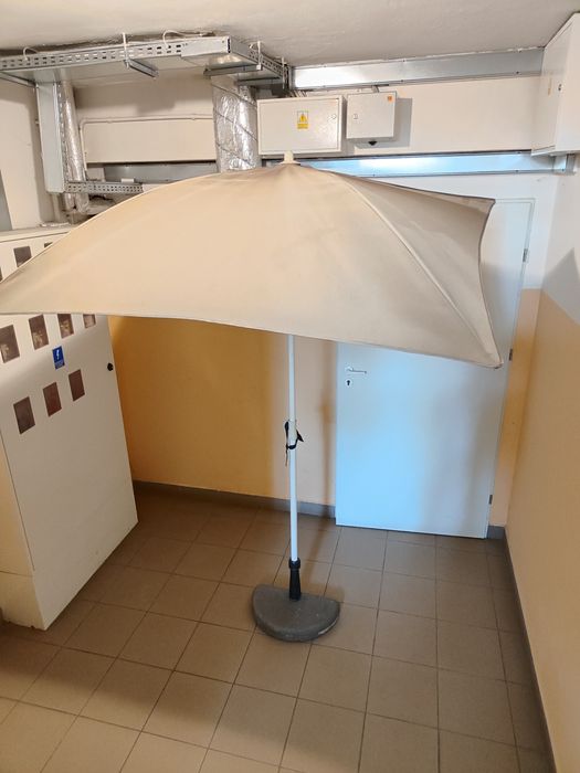 Parasol ogrodowy  z podstawą betonowa