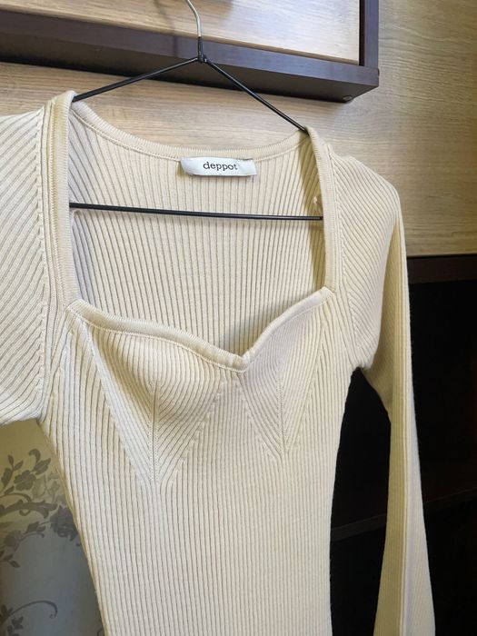 Молочна сукня з розрізом