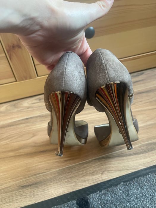 Buty zapinane  na obcasie Arrado 38 skórzane