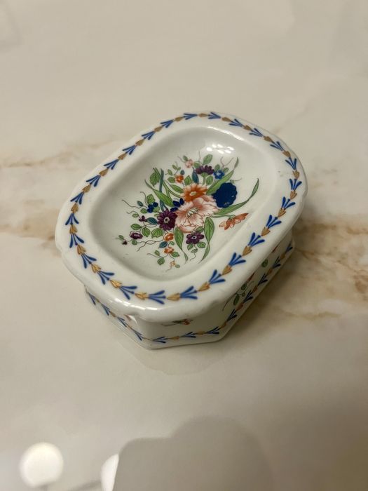 Saleiro da vista alegre com flores