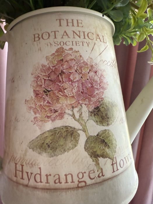 Mini różyczki w konewce, kompozycja kwiatowa