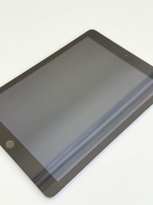 Apple iPad 5.ª Geração 32GB Wi-Fi Space Gray + Capa