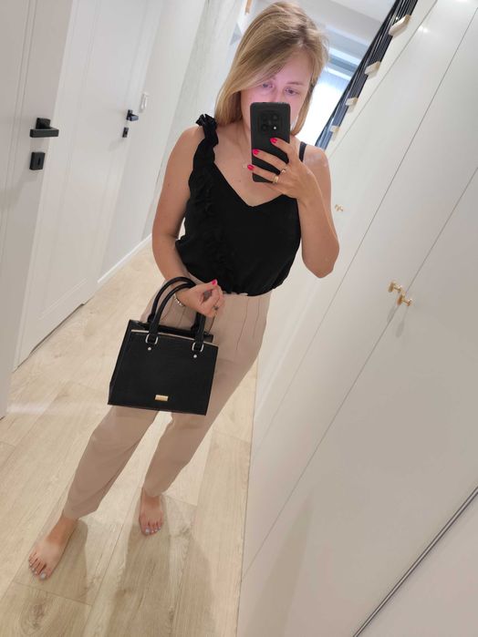 Czarny elegancki top, bluzka na ramiączkach, bluzka z falbankami