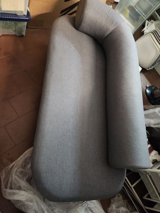 Sofá versátil para casa ou escritório. Excelente estado de conservação