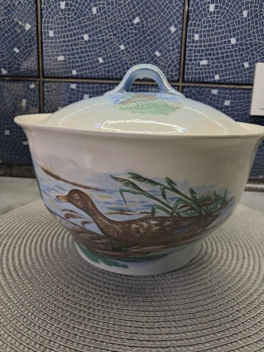 Супниця в гарному стані