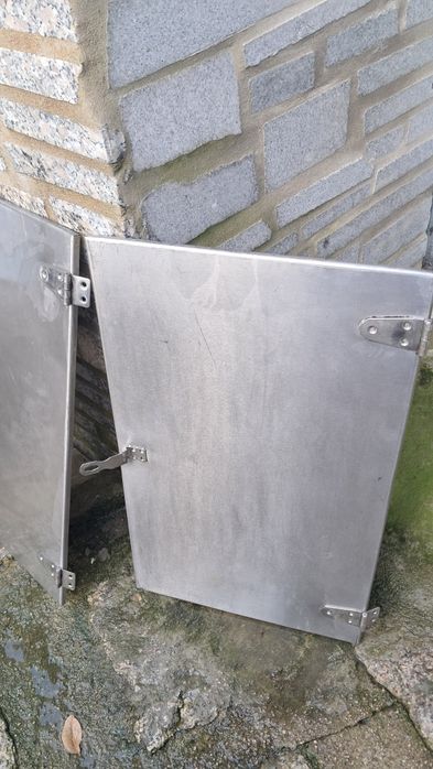 Portas em inox com dobradiças
