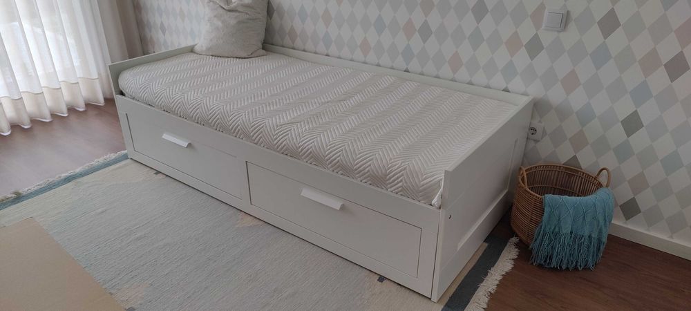 Cama branca extensível