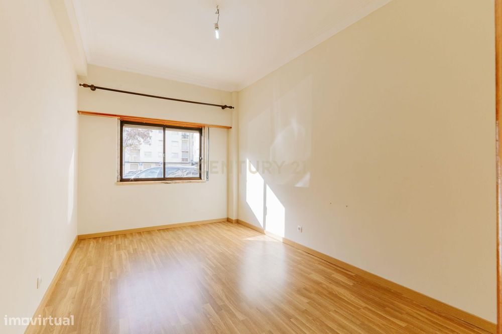 Apartamento T2 junto à estação da Amadora