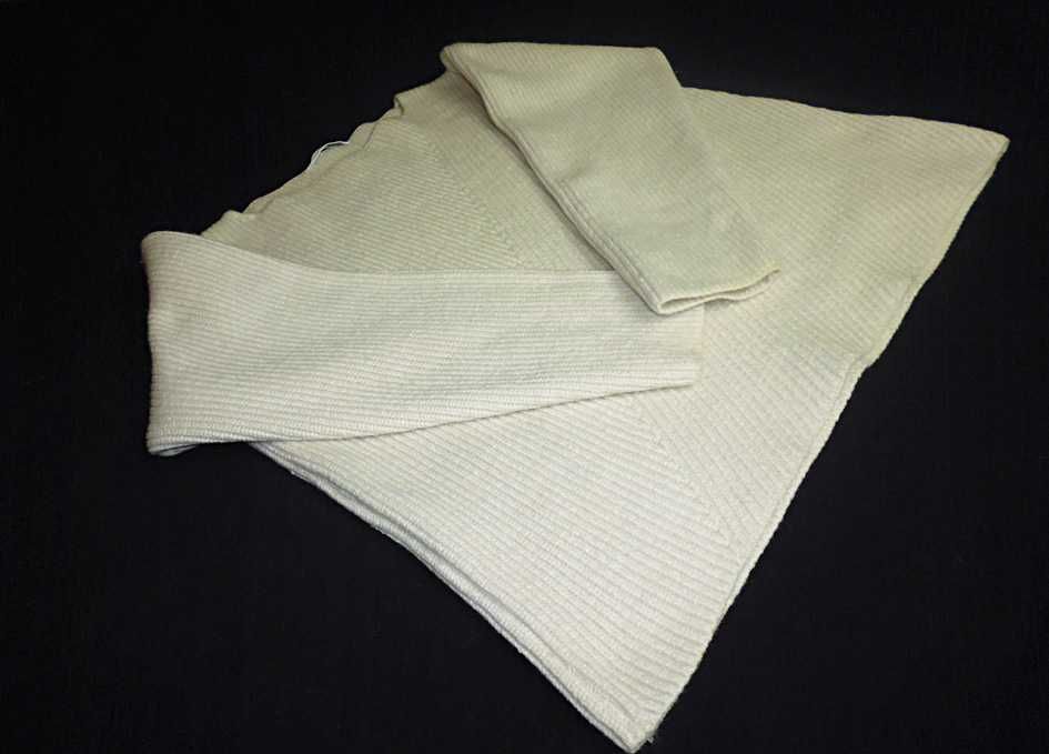 Светр кольору слонової кістки- 50% вовни.