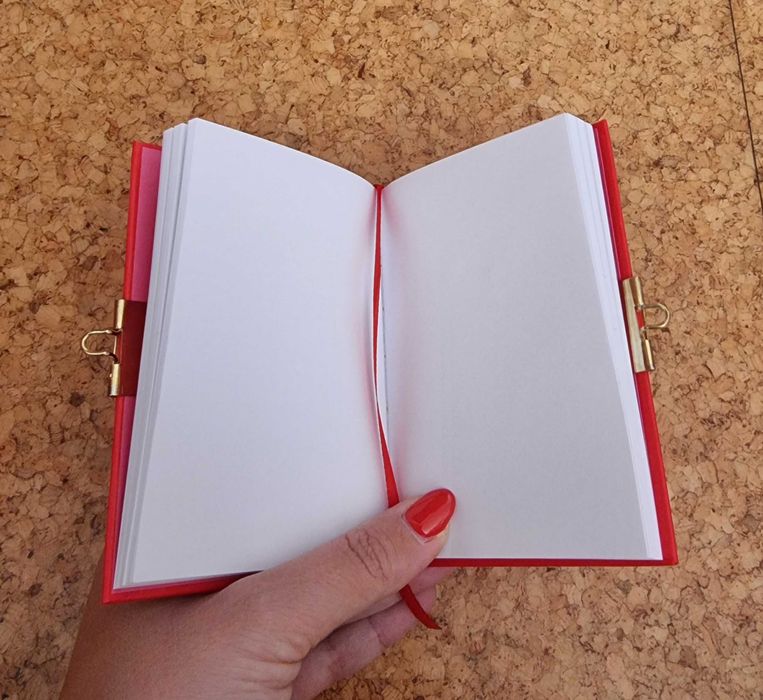 Caderno vermelho pequeno com um coração