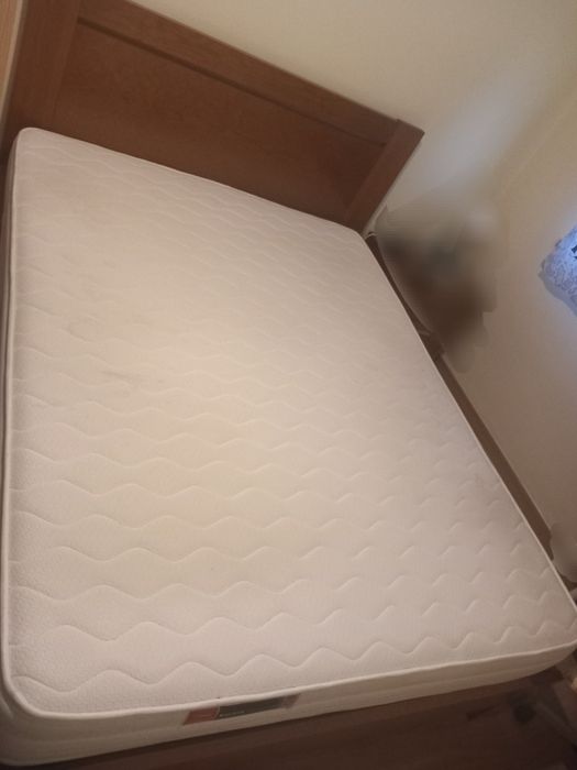 Cama de casal com colchão e estrado
