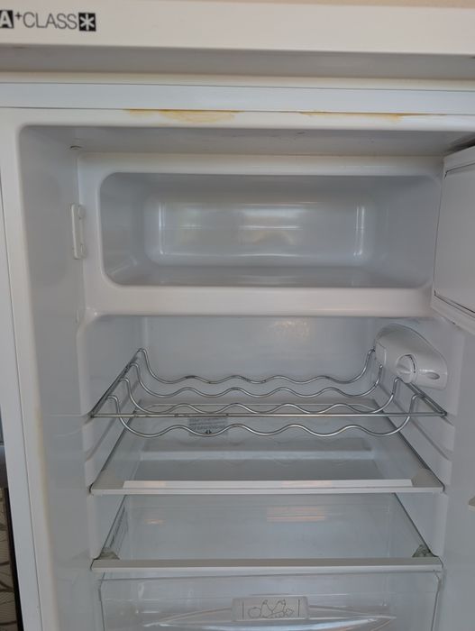 Frigorífico pequeno Indesit modelo TFAA 10