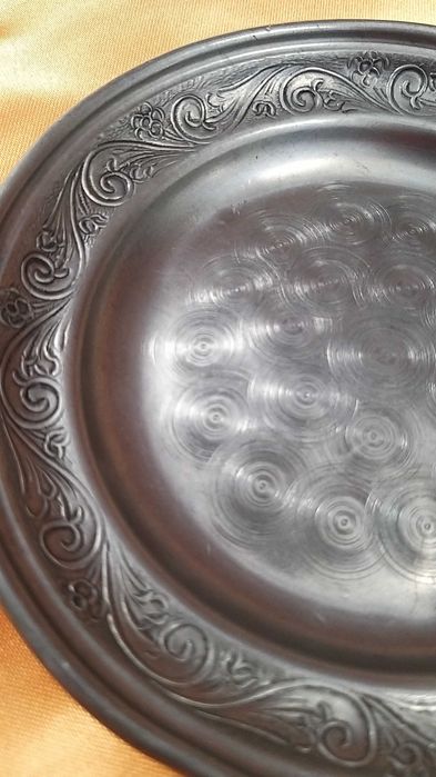 prato em estanho com suporte