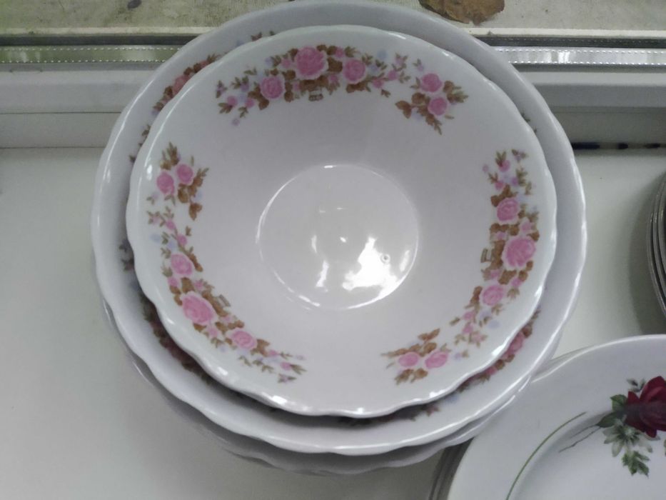 Продам набір тарілок і ложок.