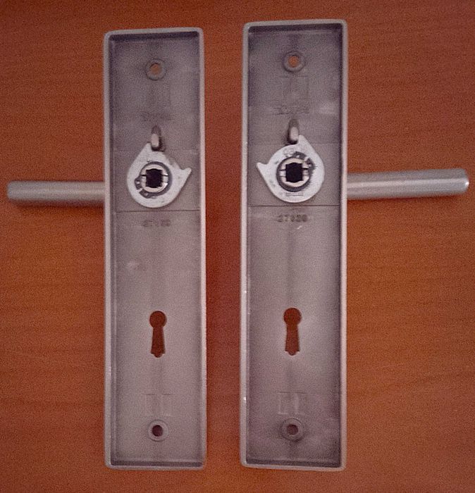 6 pares (12) de puxadores de porta perfil estreito. 10€ cada puxador.