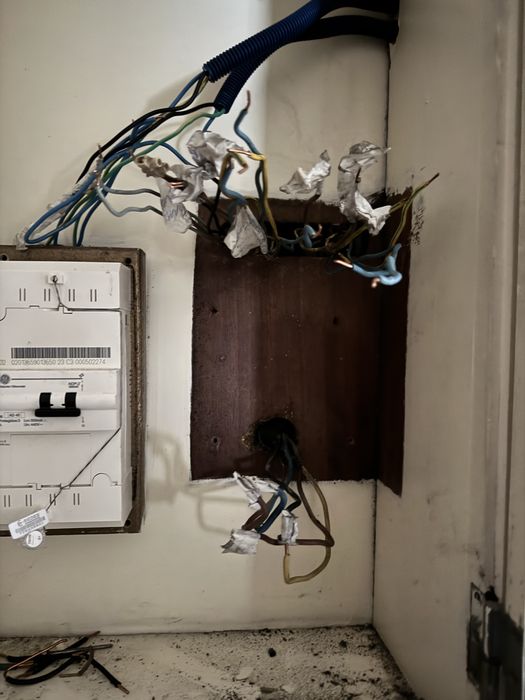 Eletricista disponivel 24h