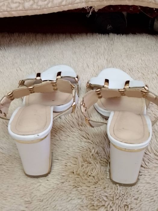 Женские шлепанцы.