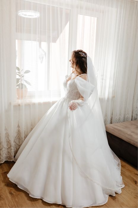 Дуже ніжна весільна сукня, куплена в салоні