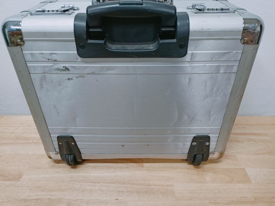 Teczka,walizka aluminiowa na kółkach.