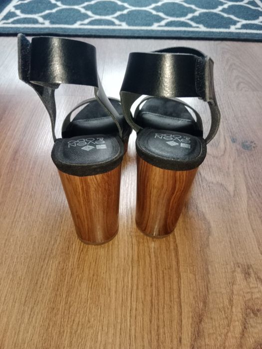 Sandały na koturnie