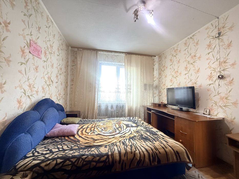 Продаж чотирьох кімнатної квартири на Сонячному масиві.