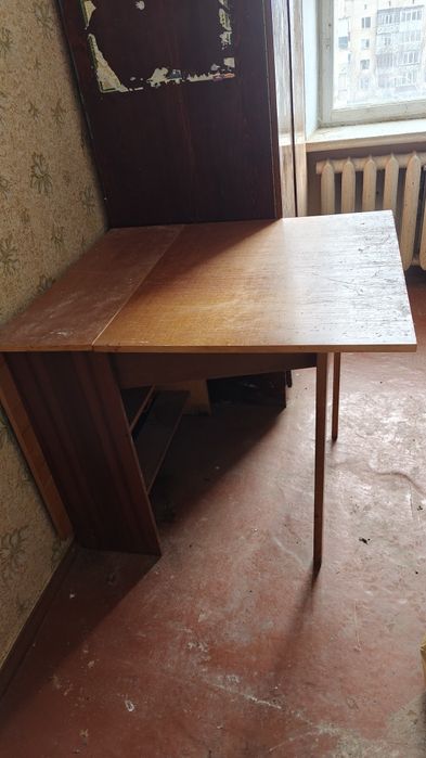 Віддам безкоштовно стіл-книжка