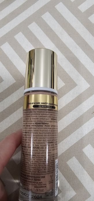 Eveline komfortowy płynny rozświetlacz do twarzy i ciała 02 Rose gold
