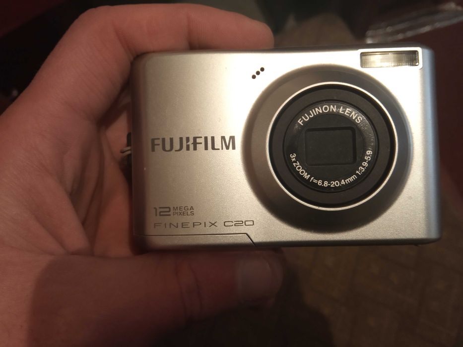 Цифровий фотоапарат fujifilm finepix c20