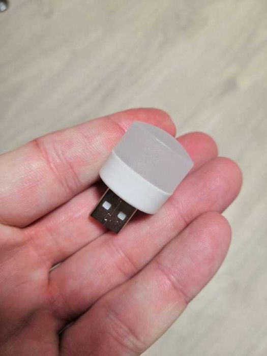 USB лампочка. Компактна лампа юсб. Лампа з usb