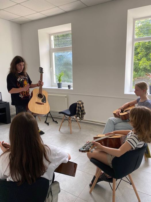 Учитель по гитаре