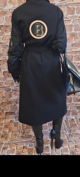 Elegancki i wytworny czarny płaszcz Marki BIBIONE
