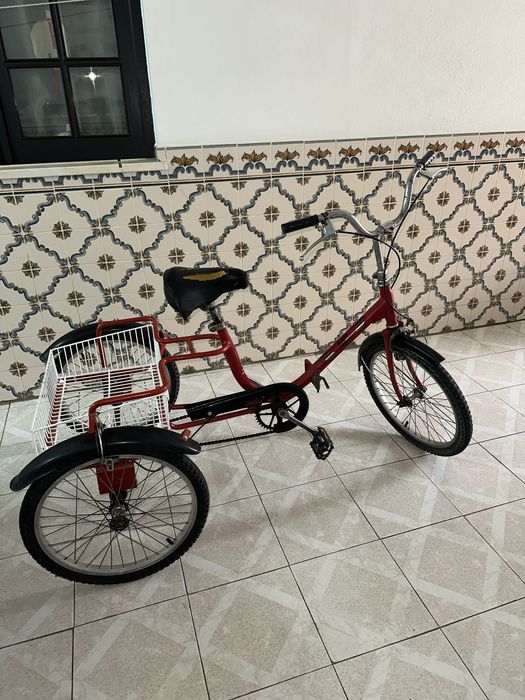 Triciclo/Bicicleta com 3 rodas para adulto, com cesto traseiro grande.