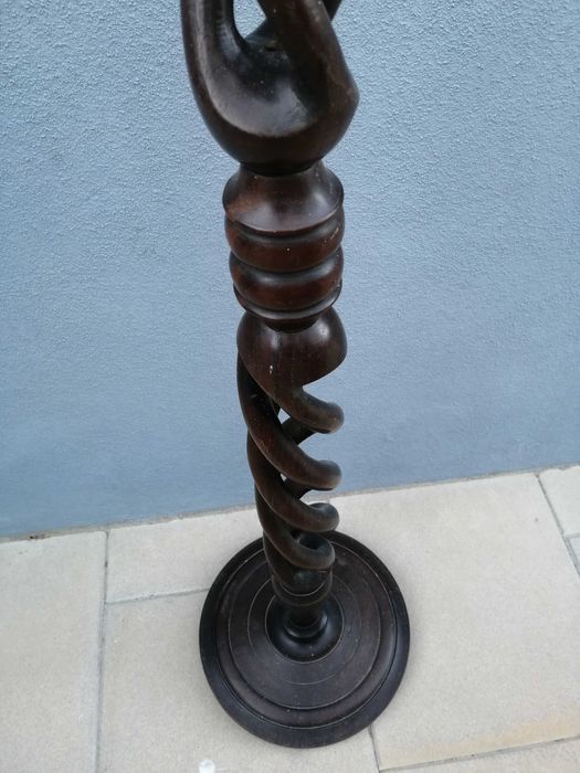 candeeiro de pé em pau preto