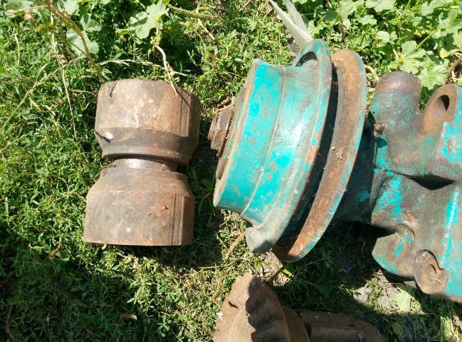 Двері до малої кабіни ЮМЗ .Пускач до трактора ЮМЗ.Ступиця.