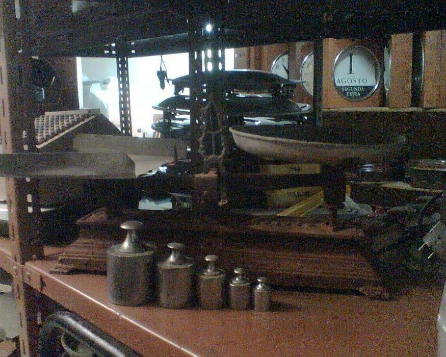 Balança de pratos com pesos