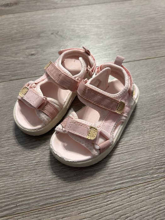 Босоніжки на дівчинку 22 розмір